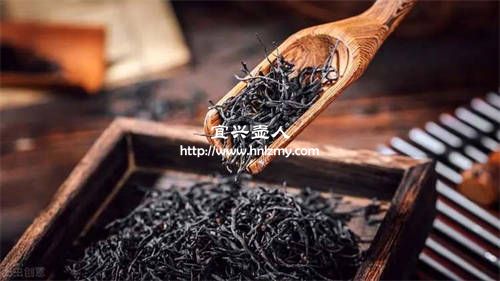 如何根據(jù)紫砂壺泥料來選擇茶葉