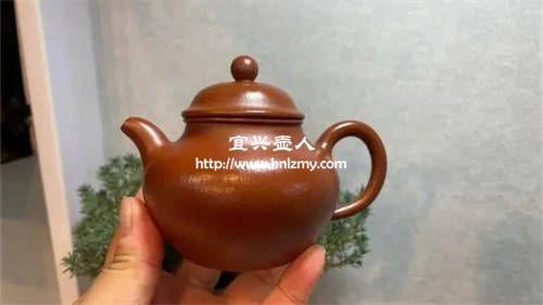 沒有鐵質(zhì)點(diǎn)的朱泥壺是正常的