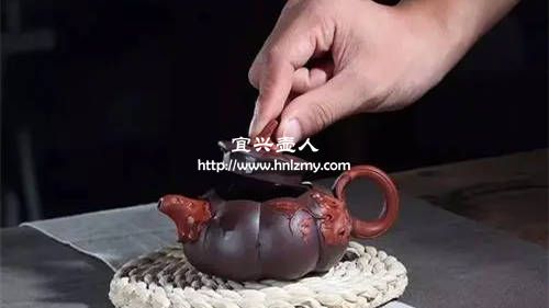 手拿壺蓋敲擊聽(tīng)聲音